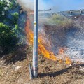 Incendio in un terreno in via Martiri di Palermo