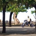 In sella alla moto in Villa Comunale: avvistata transitare sul viale principale