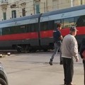 Sbarre fuori uso: semaforo rosso e treni a velocità rallentata al passaggio a livello