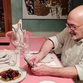 A Trani Luca Pappagallo, lo chef da 3 milioni di followers, sedotto  da olive fritte, rape e cicorielle