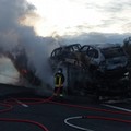 A fuoco una bisarca con tutte le auto sulla A14 tra Trani e Molfetta, traffico bloccato