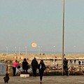  "La luna delle notti lunghe " ammalia nel cielo del tramonto sul mare di Trani