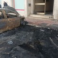 A fuoco nella notte tre auto in via Pozzo Piano, danni anche a un portone