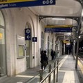 Stazione di Trani in preda ai vandali, giochi pericolosi sui binari e calci alle porte dei treni