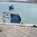 Recuperato il barcone che affondò per  "salvare " l'automobile sulla banchina del Porto