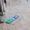 Cade un pezzo di pensilina di vetro sul piazzale della stazione, illese per un soffio due donne