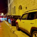 Sosta selvaggia sul Porto, auto in fila parcheggiate sul marciapiede