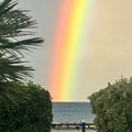 Tra pioggia e sole: un arcobaleno sfacciatamente bello si tuffa nel mare di Trani