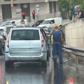 Incidente sul cavalcavia di via Papa Giovanni: tre auto coinvolte e disagi alla circolazione