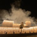 La cascata di luce sul castello Svevo a Trani, la festa per Manfredi e Elena