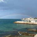 Trani in cornice: la pioggia illude per un po' di fresco ma regala solo un arcobaleno splendido