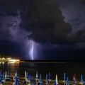 Per Giove! Fulmini e saette su Trani, lo scatto spettacolare dalla spiaggia di Colonna