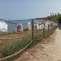 Quando i bambini insegnano il rispetto per l’ambiente: una galleria di messaggi e disegni in riva al mare