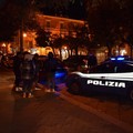 Piazza Longobardi teatro di una maxi rissa: sei fermi, danni alle auto di Polizia e Carabinieri