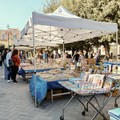 Il mercato di antiquariato e modernariato torna domenica in piazza della Repubblica