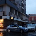 Caduti pezzi di rivestimento dal palazzo dell'Oviesse, tratto di via Calatafimi chiuso al traffico