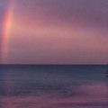 A Trani, un ponte tra cielo e mare: un frammento di arcobaleno illumina un tramonto grigio