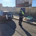 Si disfa della busta dei rifiuti dalla sua auto, multato dalla Polizia locale di Trani