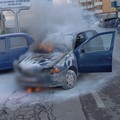 Auto prende fuoco in via Barletta, intervengono i Vigili del Fuoco