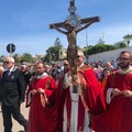 Una folla festante accoglie il Crocifisso di Colonna sul Porto di Trani. LE FOTO