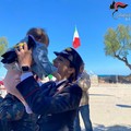Festa della mamma, la tenerezza di una donna carabiniere e suo figlio