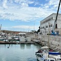 Al via la rimozione della pedana del ristorante galleggiante nella Darsena di Trani