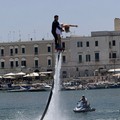 Lo spettacolo di Flyboard incanta il Porto di Trani. LE FOTO