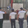 La Polizia Locale saluta il brigadiere Carlo Legrottaglie: fiori davanti alla caserma dei Carabinieri