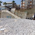  "Dalla spiaggia dinamica " scalate per raggiungere il mare, i bagnanti:  "Era molto più comoda prima "