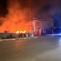 Fiamme alte in un terreno incolto su via Papa Giovanni