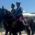 Sorpresa a Trani, i Carabinieri a cavallo incantano il centro storico