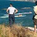 Gommone contro i frangiflutti della Seconda Spiaggia e pericolo sfiorato