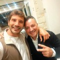 Stefano De Martino, show anche fuori dal palco: canti e balli dopo il live a Trani