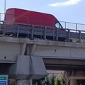 Furgone perde il controllo e impatta sul guard rail  allo svincolo di Trani centro