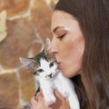 Un'esplosione di fusa e coccole: la video intervista a Rosaria Lopopolo, la  "fatina " dei gatti a Trani
