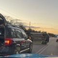 Auto si ribalta su via Falcone, disagi alla circolazione
