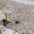 Monopattino del Comune abbandonato sulla spiaggia: ennesimo gesto di inciviltà sul lungomare di Trani