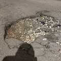 Via Ragazzi del ’99, strada colabrodo: enorme buca sull'asfalto