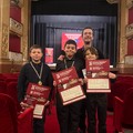 Tre giovani violinisti conquistano il Teatro Curci: pioggia di primi premi al concorso internazionale