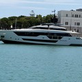 Maxi yacht di lusso fa il suo ingresso nel porto di Trani