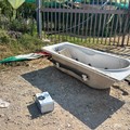 Persino una vasca da bagno tra i rifiuti abbandonati: degrado in Strada Vicinale Moschetto