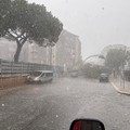 Trani sferzata da una violenta grandinata, diversi danni e blackout