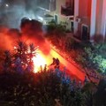 Trani, auto a fuoco nella notte in via Giolitti, è il secondo caso in due giorni