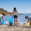Tre bambine ripuliscono la spiaggia di Trani: un piccolo gesto che dà una grande lezione agli adulti