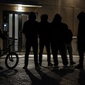 Via Austria, è allarme tra i residenti: «Danneggiano il portone, le auto e ci tengono svegli»