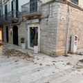 Via Mario Pagano, un tappeto di foglie sul marciapiede: la segnalazione dei residenti