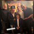 Cocciante a Trani, cena alla Cantina di Gallo ed esibizione improvvisata al pianoforte