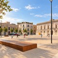 Piazza Gradenigo si trasforma in un palcoscenico: il teatro arriva nel cuore di Trani