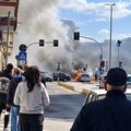 Trani, auto in fiamme in corso Imbriani: strada bloccata