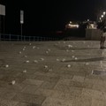 Ennesima dimostrazione di inciviltà sul lungomare di Trani: numerosi bicchieri lasciati sulle strade della città